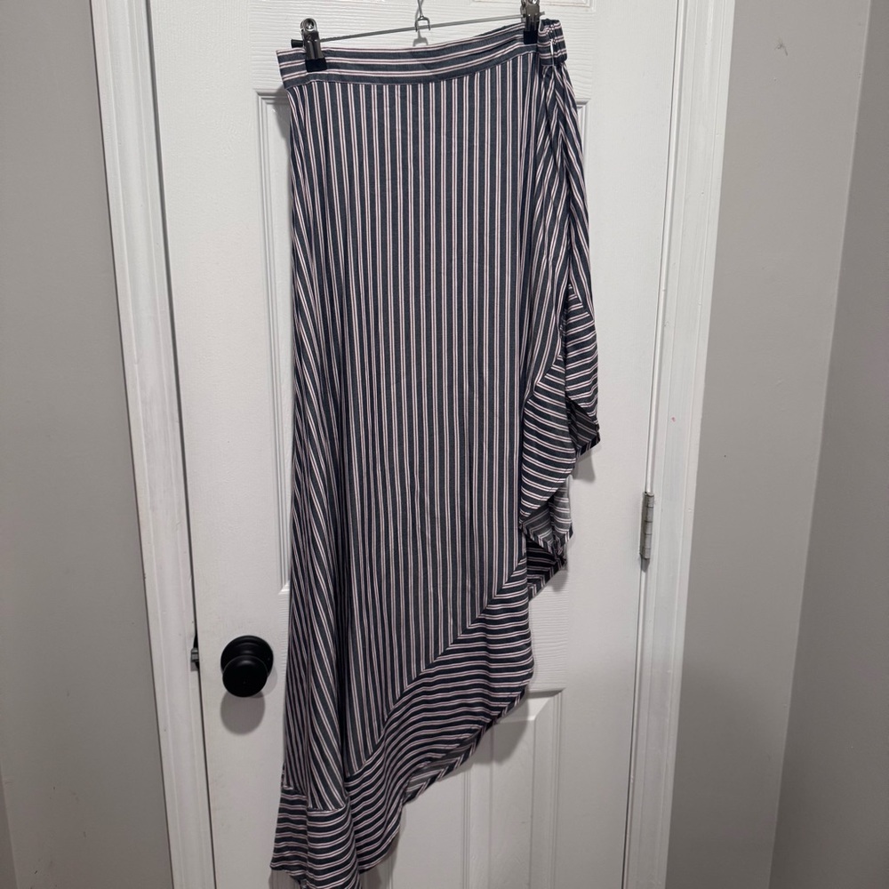 Lulu’s Striped Asymmetrical skirt, Size M, 100% Rayon